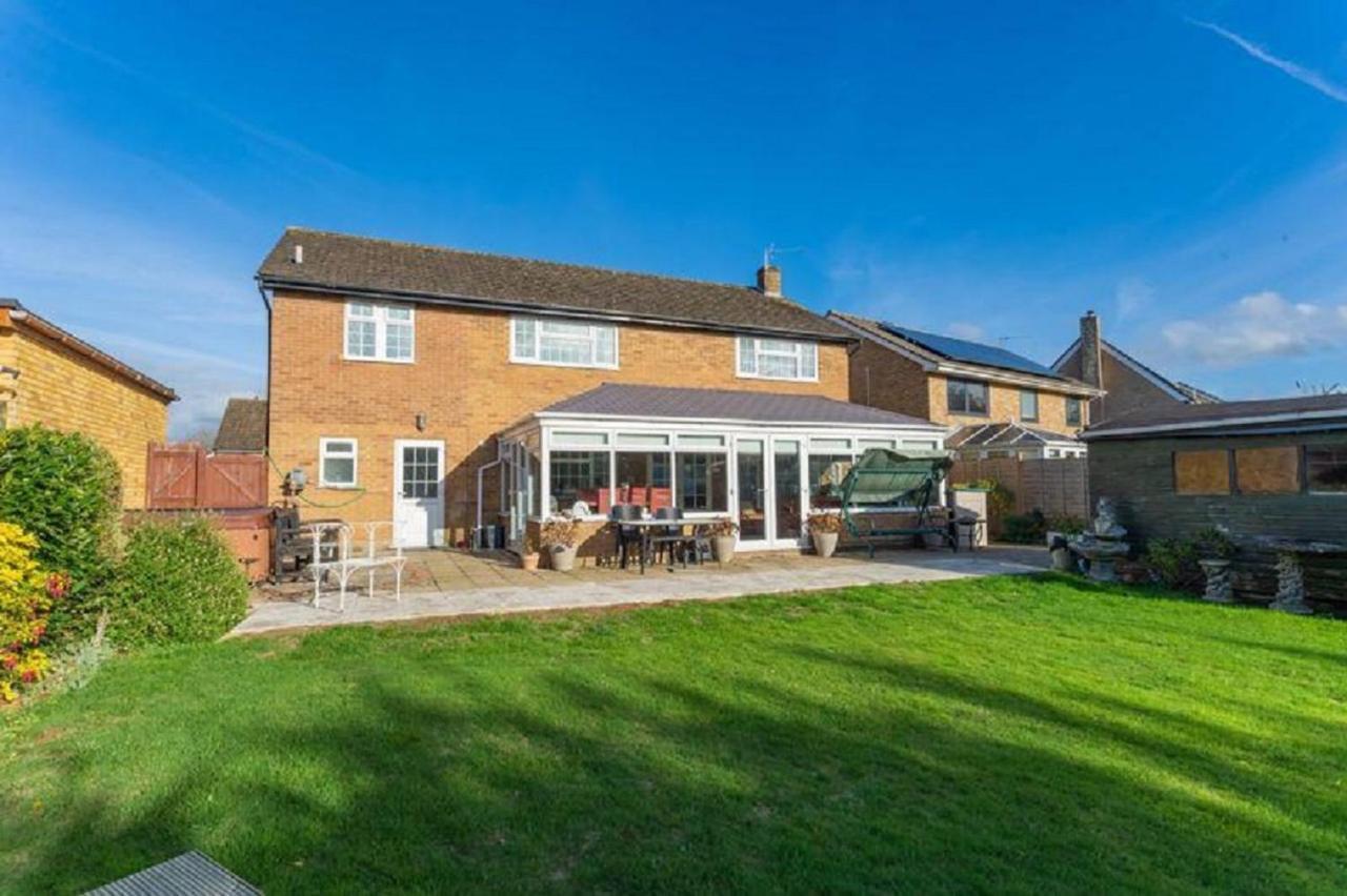 Kennedy Villa - 5 Bedroom House With Hot Tub, Wifi, Free Parkings, Close To Bicester Village מראה חיצוני תמונה