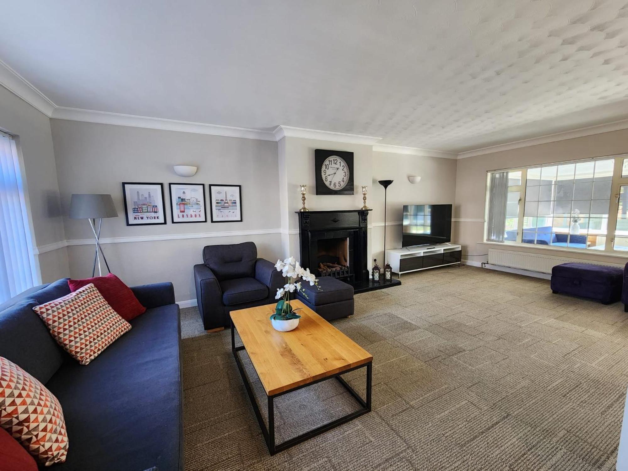 Kennedy Villa - 5 Bedroom House With Hot Tub, Wifi, Free Parkings, Close To Bicester Village מראה חיצוני תמונה