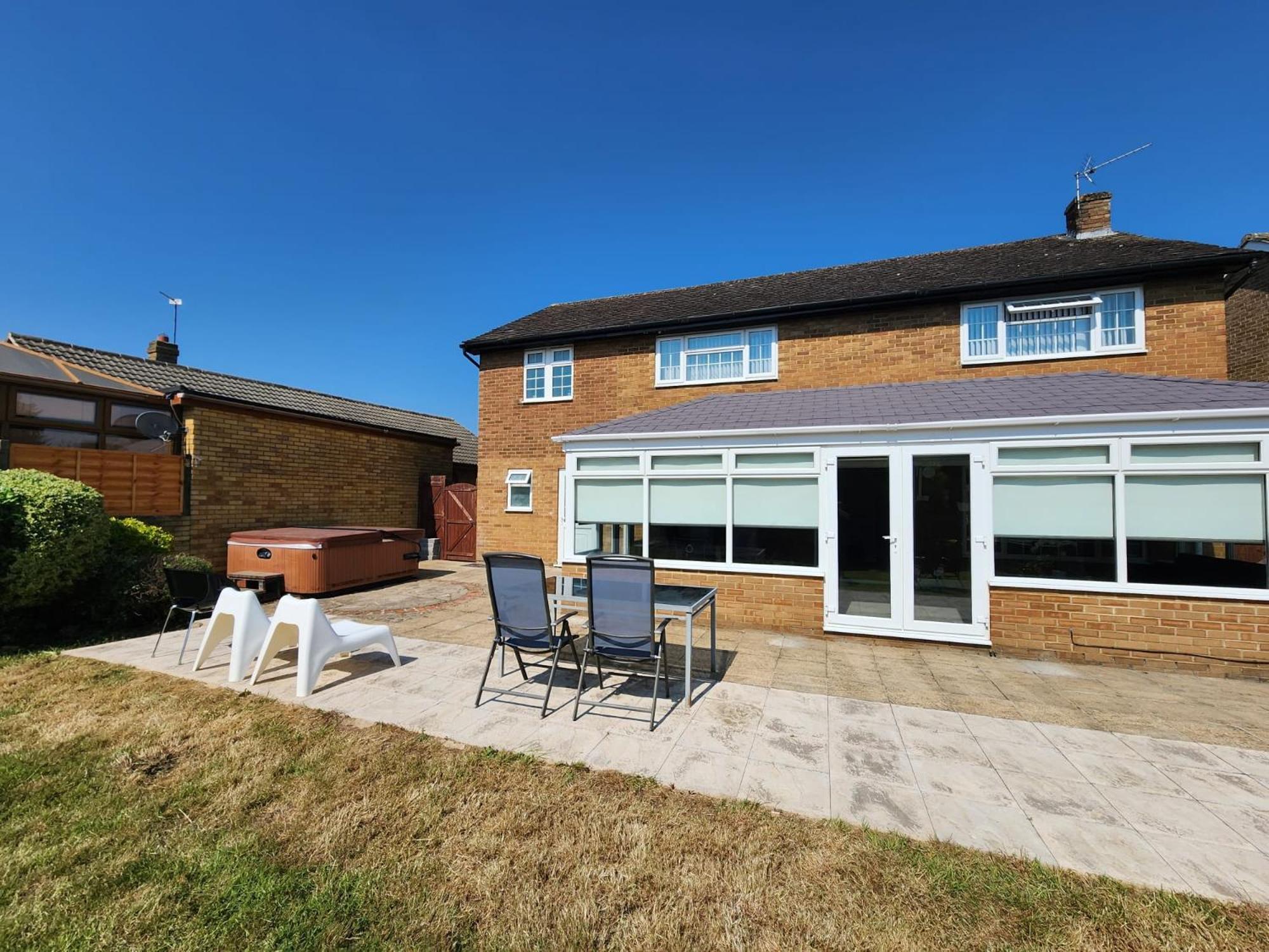 Kennedy Villa - 5 Bedroom House With Hot Tub, Wifi, Free Parkings, Close To Bicester Village מראה חיצוני תמונה