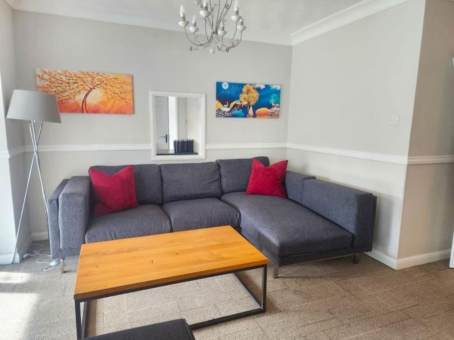 Kennedy Villa - 5 Bedroom House With Hot Tub, Wifi, Free Parkings, Close To Bicester Village מראה חיצוני תמונה