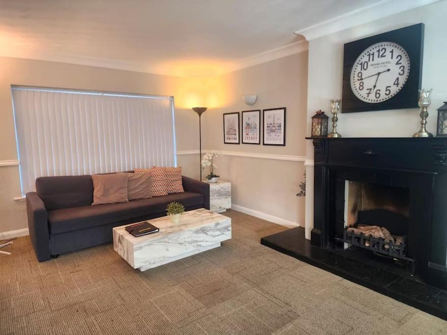 Kennedy Villa - 5 Bedroom House With Hot Tub, Wifi, Free Parkings, Close To Bicester Village מראה חיצוני תמונה